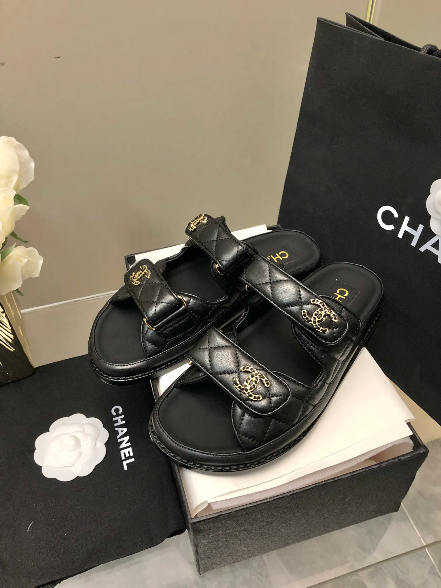 👟👟Ex-factory price 480👟👟 2024 chanel 24👟👟Ex-factory price Sandals new products Xiaoxiang Velcro slippers 24 spring and summer new products The transformation of classic models, so beautiful! Diamond platform platform sandals, slippers, elegant and noble, comfortable and versatile. Upper: lambskin. Foot pad: sheepskin. Sole: cowhide bottom. Size: 35-41. Top quality.